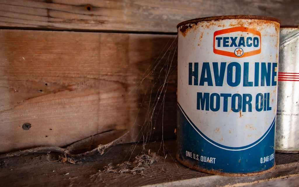 Old can of motor oil